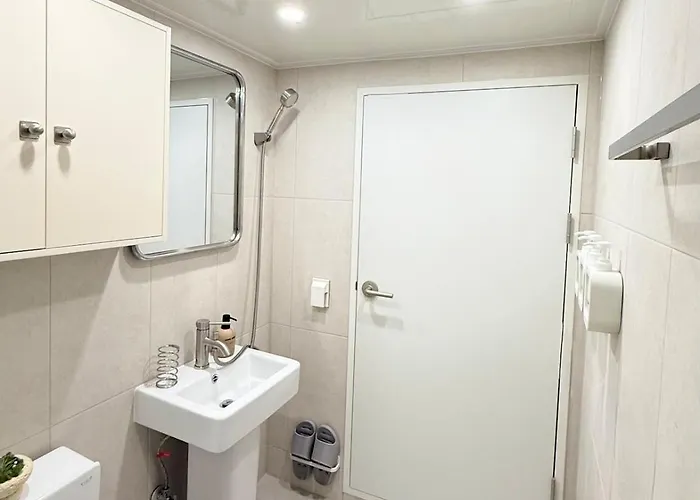 3-minute Walk To Seowon Station, 2 Rooms, 10 Minutes To Sillim Station, 25 Minutes To Hongik Station & Gangnam Station, 30 Minutes To Yongsan Station ソウル特別市