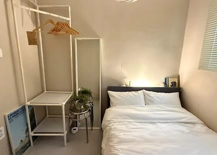 3-minute Walk To Seowon Station, 2 Rooms, 10 Minutes To Sillim Station, 25 Minutes To Hongik Station & Gangnam Station, 30 Minutes To Yongsan Station * ソウル特別市
