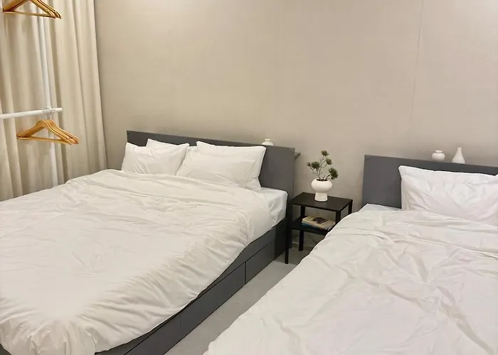 3-minute Walk To Seowon Station, 2 Rooms, 10 Minutes To Sillim Station, 25 Minutes To Hongik Station & Gangnam Station, 30 Minutes To Yongsan Station アパート
