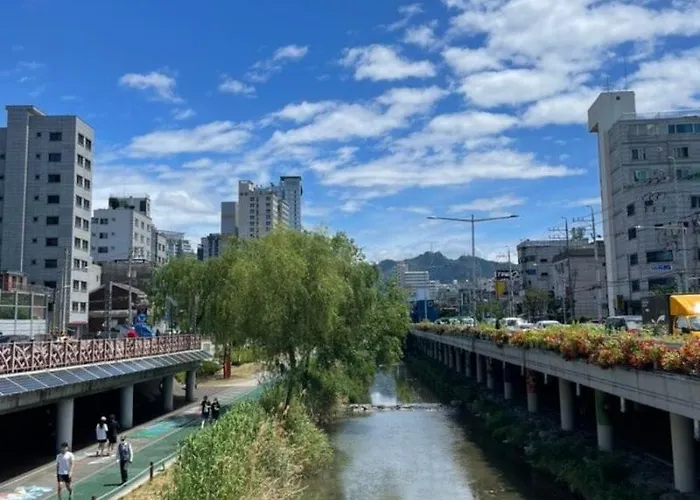 アパート 3-minute Walk To Seowon Station, 2 Rooms, 10 Minutes To Sillim Station, 25 Minutes To Hongik Station & Gangnam Station, 30 Minutes To Yongsan Station *