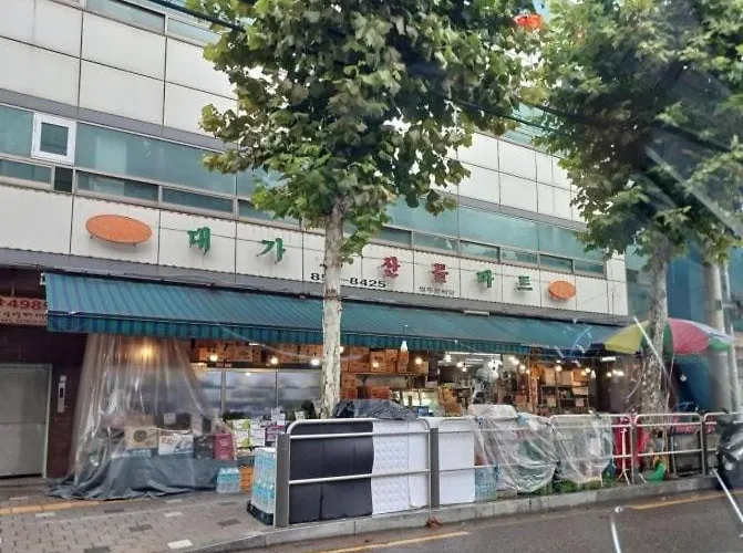 3-minute Walk To Seowon Station, 2 Rooms, 10 Minutes To Sillim Station, 25 Minutes To Hongik Station & Gangnam Station, 30 Minutes To Yongsan Station アパート ソウル特別市